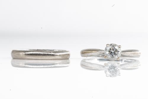 AN 18CT WHITE GOLD AND DIAMOND SOLITAIRE RING AND AN 18CT WHITE GOLD PLAIN WEDDING RING (2)