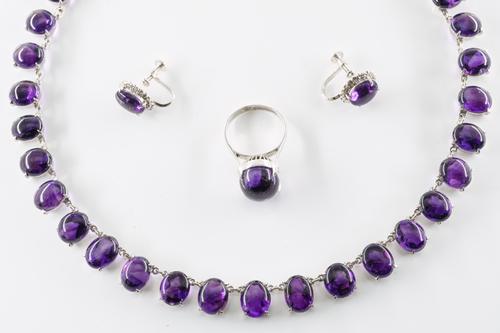 AN AMETHYST NECKLACE, RING AND A PAIR OF EARRINGS IN WHITE GOLD
