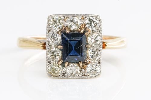 A SAPPHIRE AND DIAMOND SQUARE RING