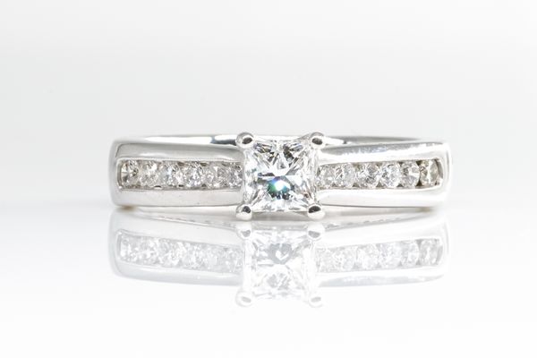 A PRINCESS CUT DIAMOND RING