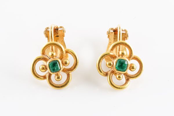 A PAIR OF EDWARDIAN EMERALD EARRINGS