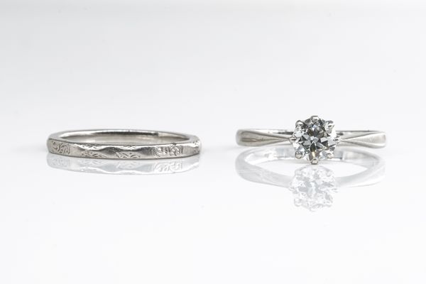 A DIAMOND SINGLE STONE RING AND A PLATINUM BAND (2)