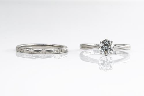 A DIAMOND SINGLE STONE RING AND A PLATINUM BAND (2)