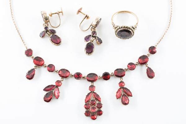 A GARNET SUITE, INCLUDING NECKLACE, RING AND EARRINGS