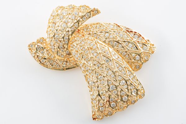 A DIAMOND SET BOW BROOCH