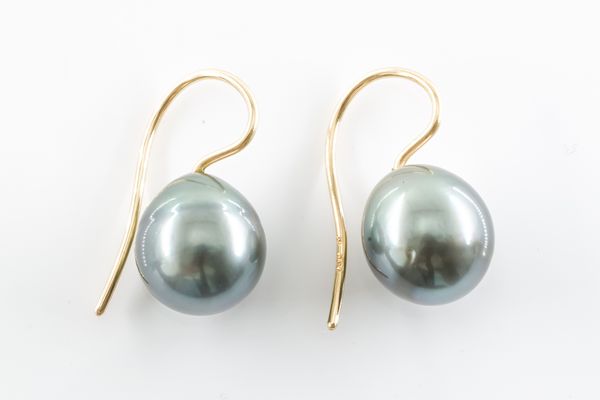 A PAIR OF GREY CULTURED PEARL DROP EARRINGS