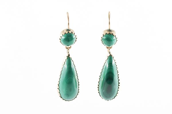 A PAIR OF MALACHITE DROP EARRINGS