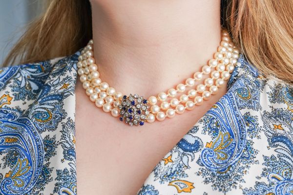 A PEARL NECKLACE WITH DIAMOND AND SAPPHIRE CLASP