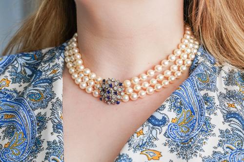 A PEARL NECKLACE WITH DIAMOND AND SAPPHIRE CLASP