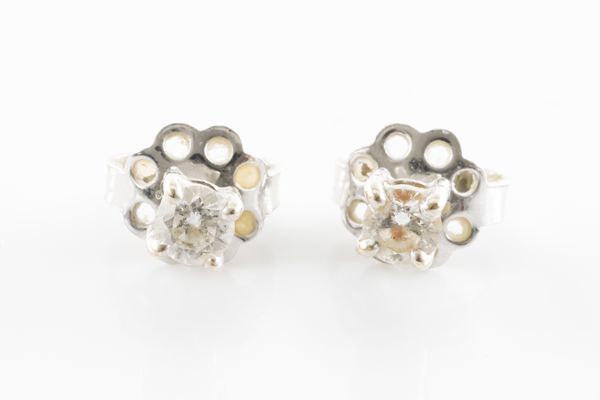 A PAIR OF DIAMOND STUD EARRINGS