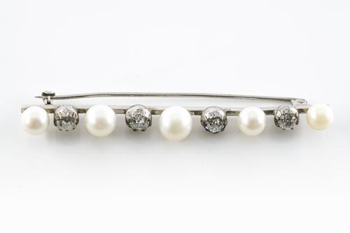 AN EDWARDIAN DIAMOND AND CULTURED PEARL BAR BROOCH