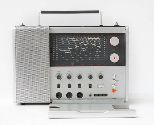 A BRAUN STATION T 1000 'WELTEMPFANGER' (WORLD RECEIVER) PORTABLE RADIO