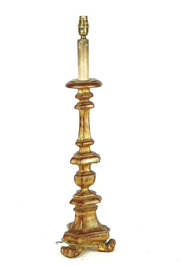 AN ITALIAN 18TH CENTURY STYLE GILT COMPOSITION ALTAR TABLE LAMP