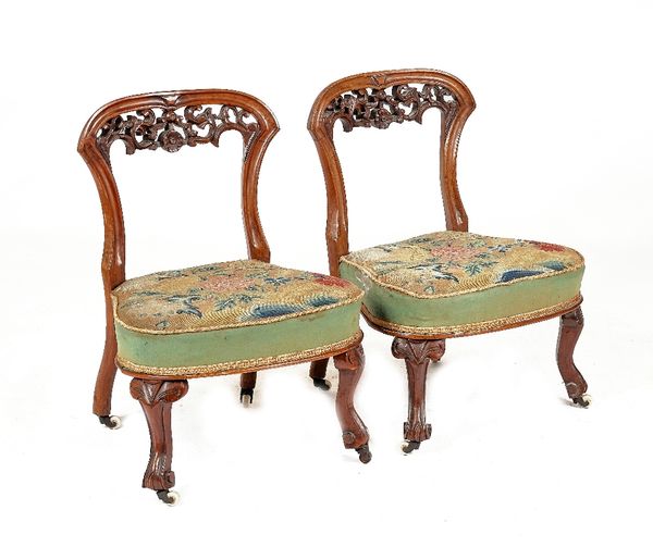 A PAIR OF VICTORIAN CARVED WALNUT FRAMED LOW BACK SIDE CHAIRS (2)