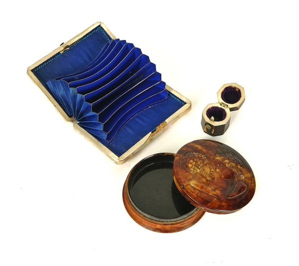 A PRESSED TORTOISESHELL AND BURR WOOD SNUFF BOX, A MOTHER OF PEARL VISITING CARD CASE AND A TORTOISESHELL THIMBLE CASE