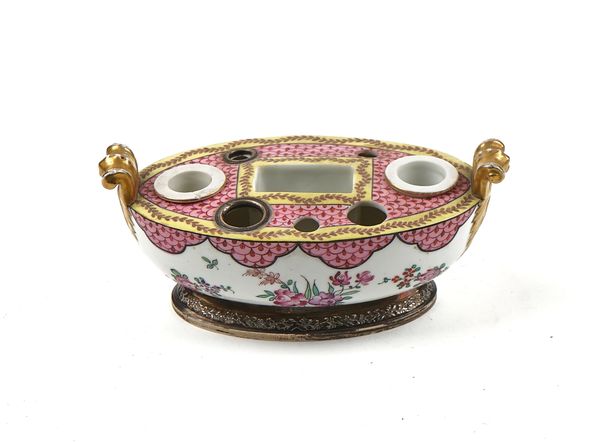 A FRENCH PORCELAIN SILVER-MOUNTED INKSTAND IN CHINESE EXPORT PORCELAIN STYLE