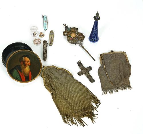 A RUSSIAN PAPIER MACHE PORTRAIT SNUFF BOX AND 12 FURTHER ITEMS (13)