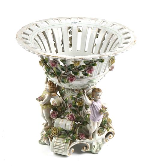 A PLAUE PORCELAIN CENTREPIECE