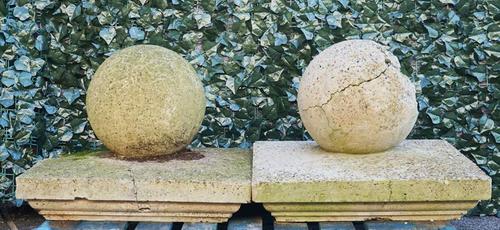 A PAIR OF GATE PIER SPHERES (2)