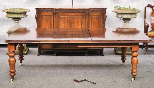 A VICTORIAN MAHOGANY EXTENDING DINING TABLE