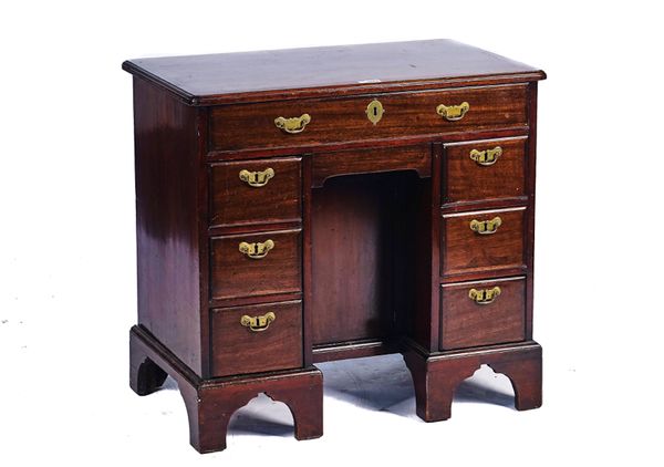 AN 18TH CENTURY MAHOGANY KNEEHOLE WRITING DESK