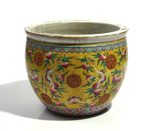 A CHINESE YELLOW-GROUND FAMILLE-ROSE JARDINERE