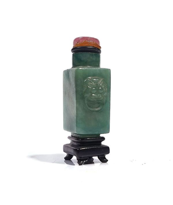 A CHINESE JADEITE SNUFF BOTTLE