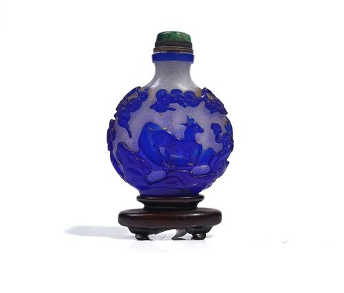 A CHINESE BLUE OVERLAY GLASS SNUFF BOTTLE