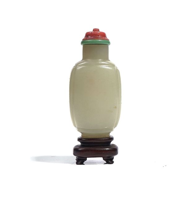 A CHINESE JADE SNUFF BOTTLE