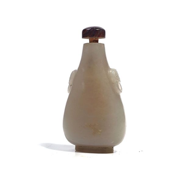 A CHINESE JADE SNUFF BOTTLE