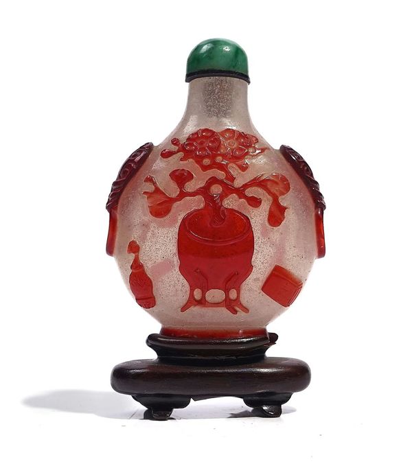 A CHINESE RED OVERLAY GLASS SNUFF BOTTLE