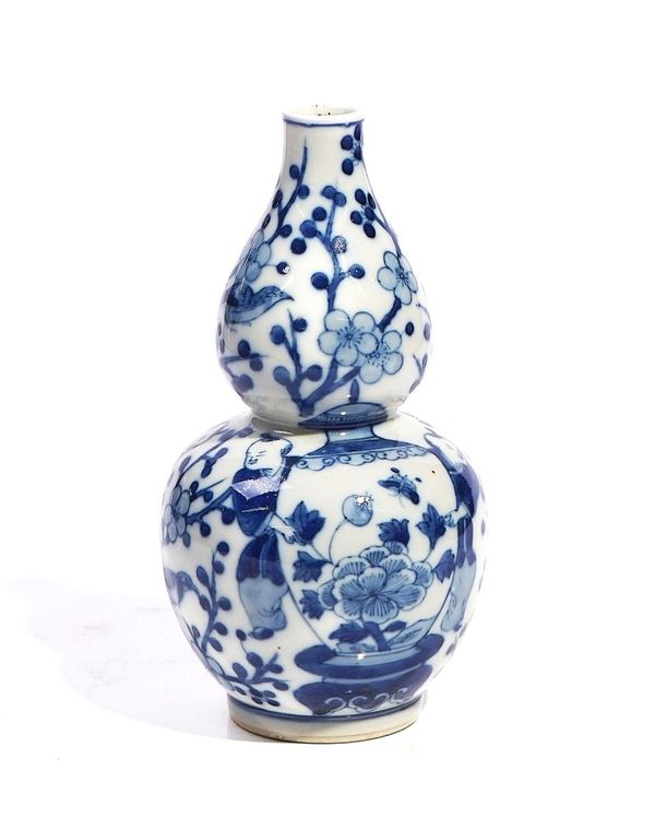 A CHINESE BLUE AND WHITE GOURD SHAPED VASE