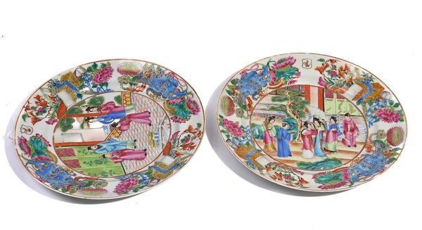 A PAIR OF CANTON FAMILLE-ROSE CRESTED PLATES