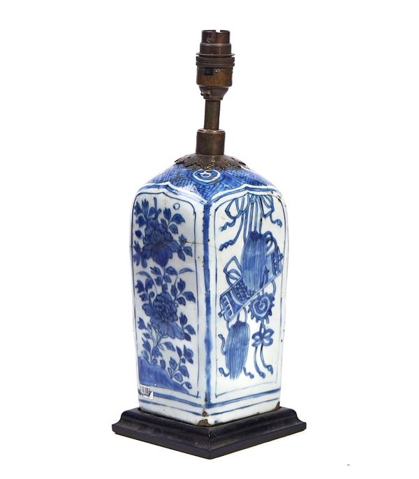 A CHINESE BLUE AND WHITE RECTANGULAR PORCELAIN CANISTER