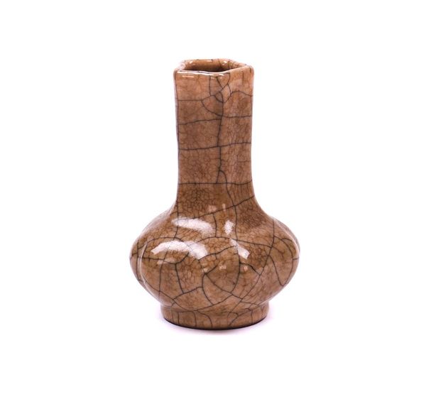 A SMALL CHINESE CRACKLE-GLAZED BOTTLE VASE