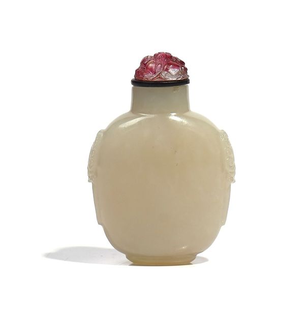 A CHINESE WHITE JADE SNUFF BOTTLE