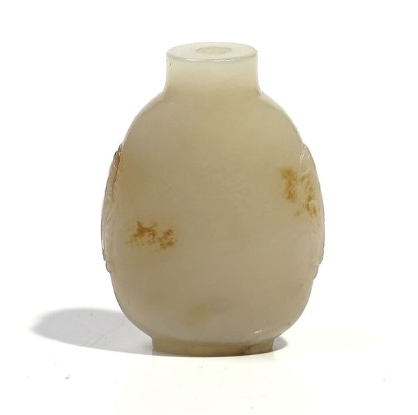 A CHINESE WHITE JADE SNUFF BOTTLE