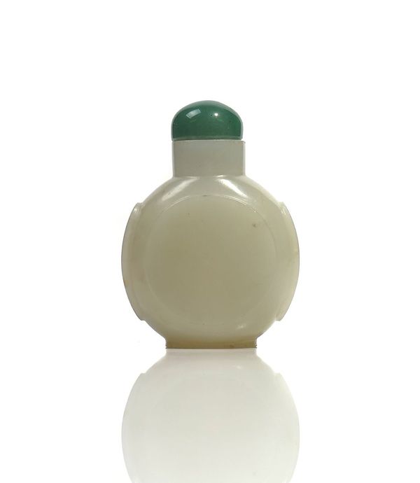 A CHINESE WHITE JADE SNUFF BOTTLE