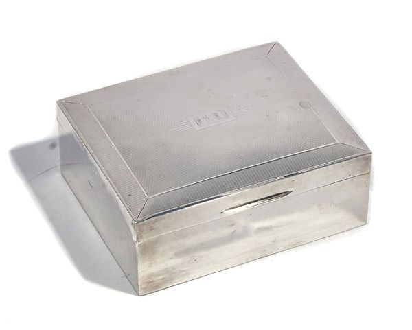 A SILVER RECTANGULAR TABLE CIGARETTE/CIGAR BOX