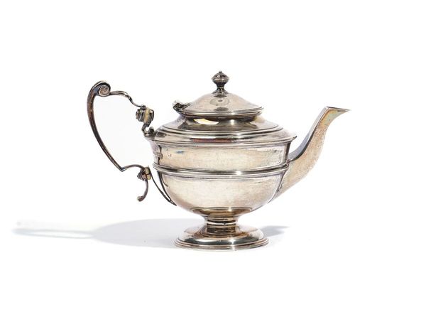 A LATE VICTORIAN SILVER TEAPOT