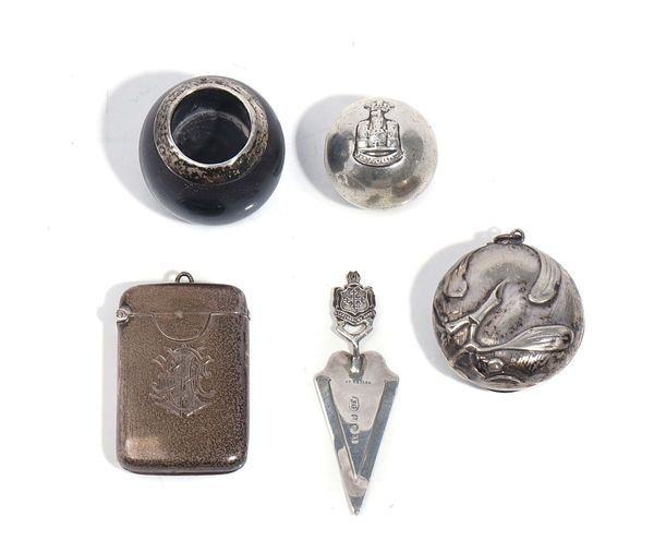 A SILVER VESTA CASE AND FOUR FURTHER ITEMS (5)