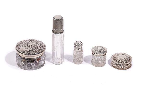 A SILVER HINGE LIDDED BOX AND FOUR FURTHER ITEMS (5)