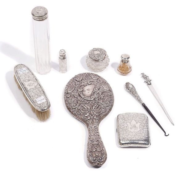 A GROUP OF SILVER AND SILVER MOUNTED WARES (9)