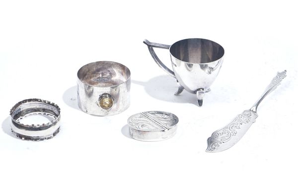 A SCOTTISH SILVER AND CITRINE NAPKIN RING AND FOUR FURTHER ITEMS (5)