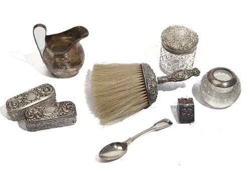 A GROUP OF SILVER AND SILVER MOUNTED WARES (8)