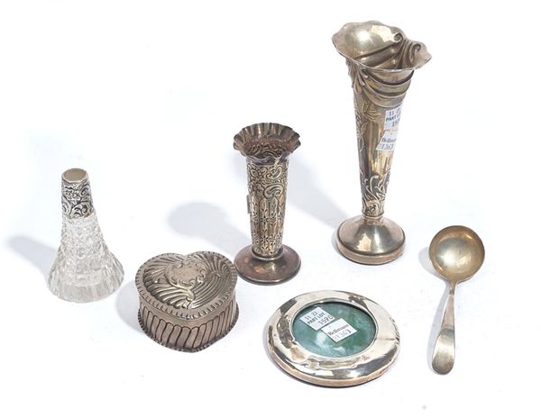 A GROUP OF SILVER AND SILVER MOUNTED WARES (6)