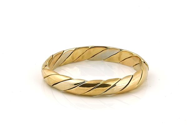 A THREE COLOUR GOLD OVAL BANGLE