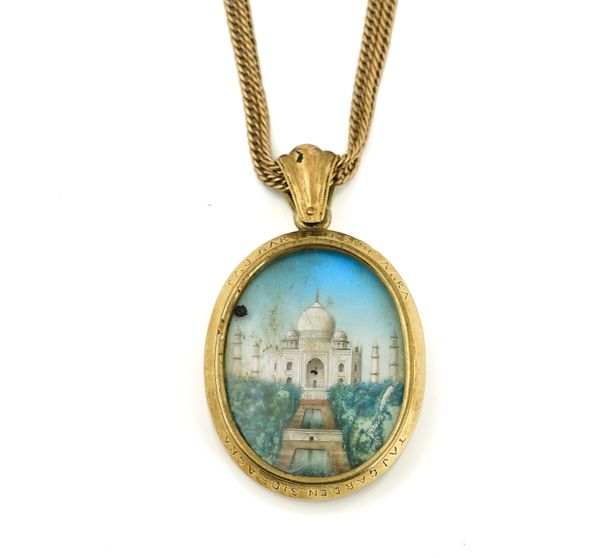 AN INDIAN GOLD OVAL PENDANT LOCKET WITH A GOLD LONG CHAIN (2)