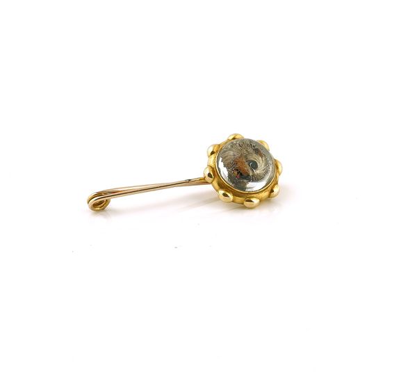 A GOLD MOUNTED REVERSE PAINTED INTAGLIO CRYSTAL BROOCH