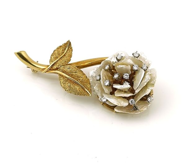 A GOLD, DIAMOND AND PEARL BROOCH